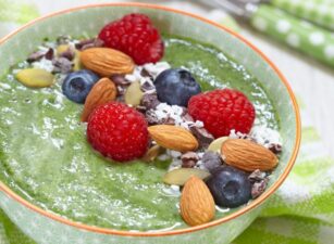 Frukostgröt med bär och nötter Reko